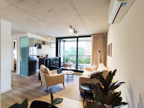 Venta Apartamento 2 Dormitorios. Piso Alto Sobre Av. Libertador. Balcón Soleado