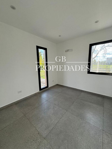 Venta De Casa 5 Ambientes En Pilar Del Este / Santa Elena
