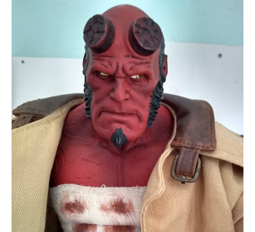 Boneco Hellboy Mezco 2008 ( Ver Fotos ) (Usado)
