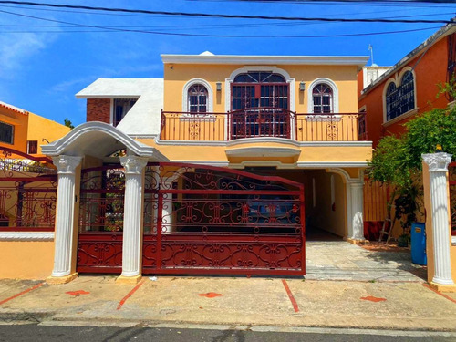 Magnifica Casa De 3 Niveles En Los Corales Del Sur - Santo Domingo Este