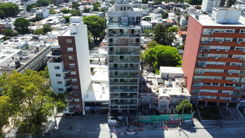 Apto De 3 Dormitorios En Piso 3 Sobre Avenida Italia A Estrenar