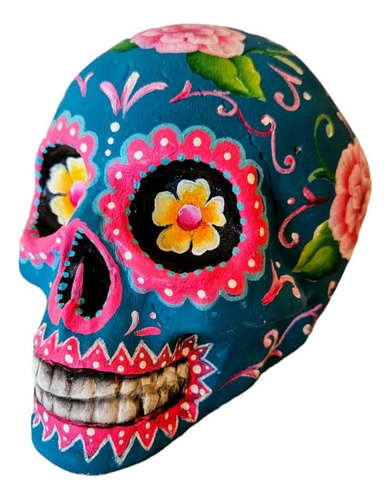 Calavera De Yeso Pintada A Mano Estilo Mexicano Vs. Colores