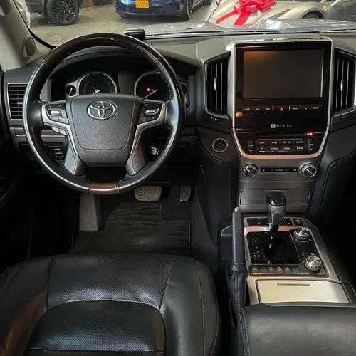 Toyota Land Cruiser 200 VX