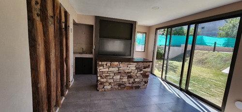 Venta Casa Amplia Y Funcional / Barrio Cerrado / 3 Dorm