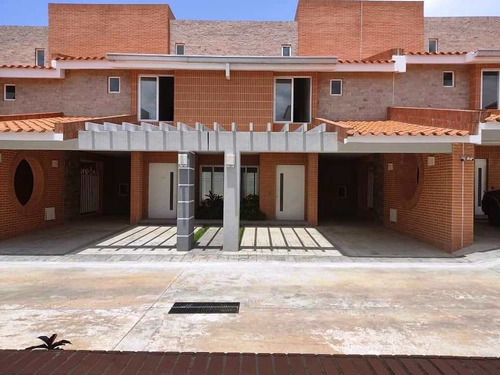 Imagen 2 de 12 de Venta Town House Resid. Terraza Camoruco, Valencia