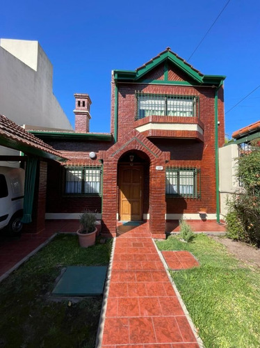 Imagen 2 de 21 de Casa En Venta De 4 Ambientes Con Cochera Y Jardín En Adrogué