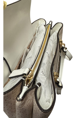 Bolsa Guess Satchel Color Beige Para Dama Sg959306-kha Beige Estampado Oro Blanco