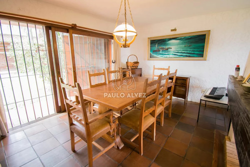 Casa En Alquiler Temporal En Piriapolis, Frente Al Mar. Con 3 Dormitorios, Dos Baños. Parrillero Cubierto. Ideal Para Disfrutar En Familia.