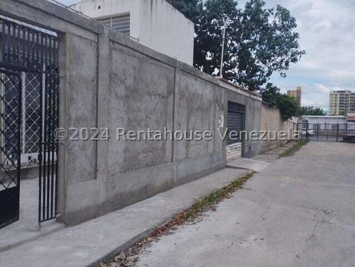 María Valera Trae En Venta Casa-comercial Con 1 Local Extenso Con Su Baño Y Oficina, En Centro Este De Barquisimeto, Agua Constante, Piso De Granito, Cantv, Aba, Ideal Para Uso Comercial O Residencial