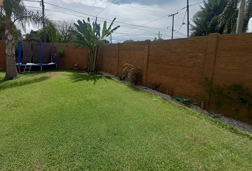 Venta Casa Con Piscina En Maquinista Savio Escobar