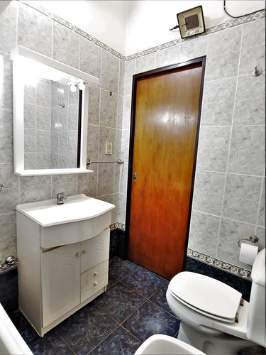 Imagen 27 de 30 de Casa 4 Amb Parque Cochera En Venta En La Tablada