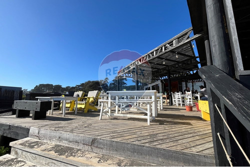 Local Con Clientes En Primera Linea De La Playa