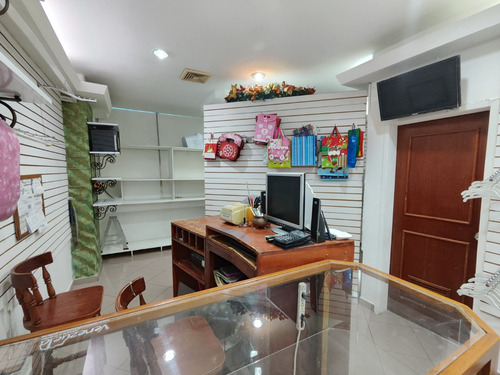 Local Comercial En Alquiler En Zona Este Cc Paris, Piso Concurrido Y Con Vitrina De Alta Exposicion Cod 25 1727, Soy Gabi Irastorza