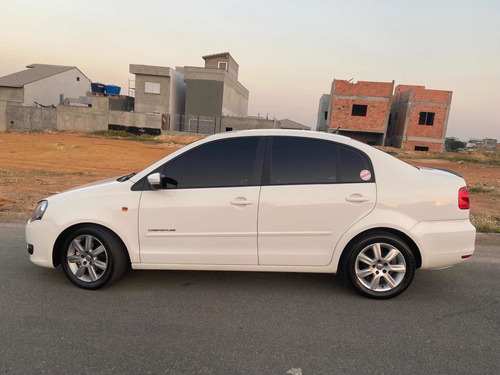 Imagem 3 de 9 de Volkswagen Polo Sedan 2013 1.6 Vht Comfortline Total Flex 4p