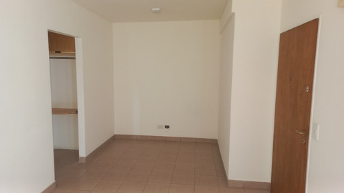 Departamento De 2 Ambientes En Pleno Centro Comercial De Flores - Nuevo Wp De Contacto 1137868438!