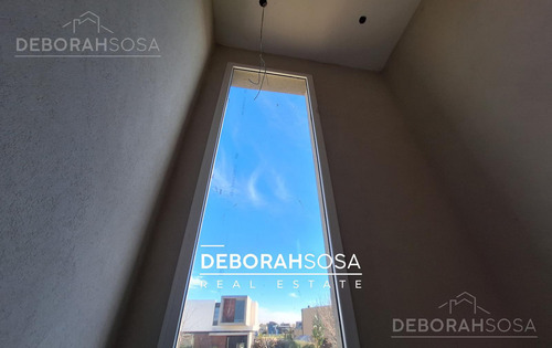 Casa En Venta En Barrio-el Canton -al Agua-zona Norte -a La Laguna-escobar