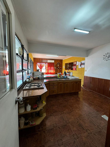 Vendo Casa Muy Amplia, 2 Plantas, 3 Dormitorios, 2 Baños, Barbacoa Cerrada, Excelente Zona.
