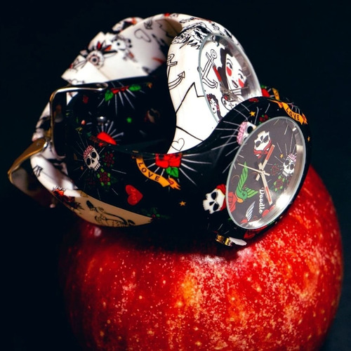 Imagen 3 de 5 de Reloj Unisex Doodle Watch Rosas Y Corazones Analogico