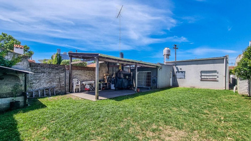 Casa 3 Ambientes Venta Lobos Con Jardin Y Quincho