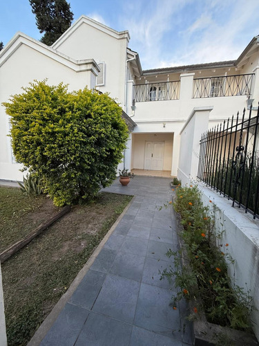 Vendo Casa De 3 Dorm. En Barrio Arguello A 2 Cuadras De Rect