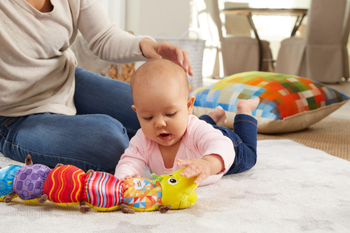 Juguete Interactivo Oruga Musical Multicolor Lamaze Color Amarillo