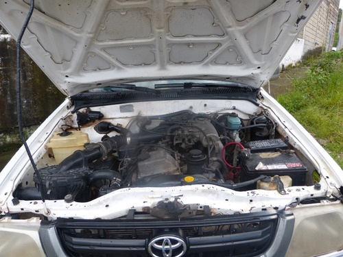 Imagen 9 de 13 de Hilux Doble Cabina 2005 Sincrónica 4x4 Negociable