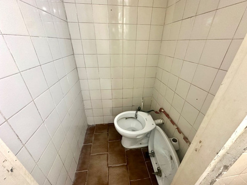 Venta Local Al Frente Con Patio Zona Constitución