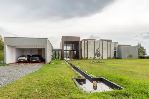 Casa En Venta En Vía Principal De Santa Elena. Cod V15184