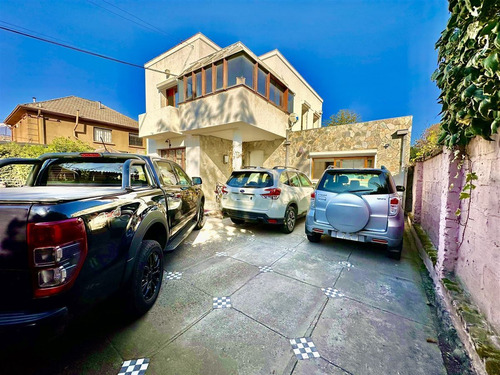 Casa En Venta De 4 Dorm. En Ñuñoa