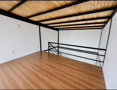 Excelente Local Comercial De Dos Niveles En Strip Cente