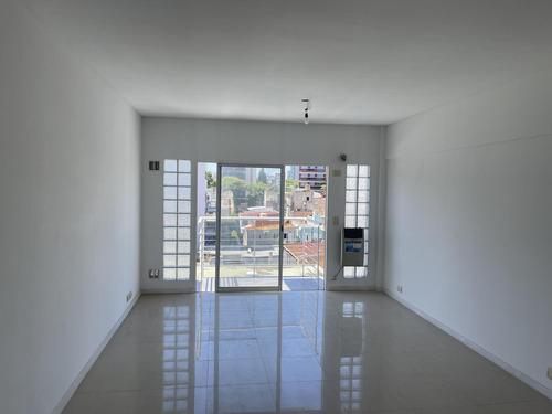 Departamento En  Venta Monoambiente Con Cochera En Flores