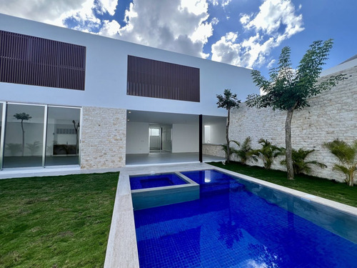 Casa En Venta En Merida, Privada El Origen, Mod 659 Con Alberca