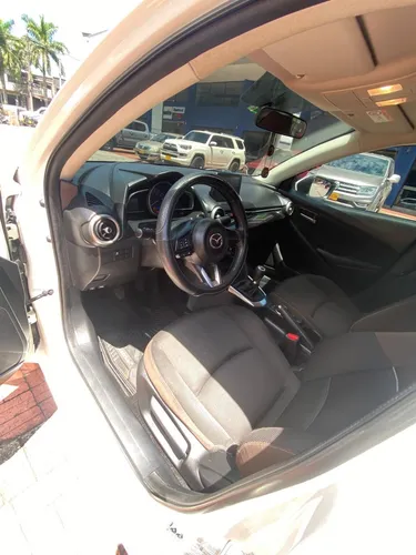 Mazda 2 Touring 1.5 sedan mecanico