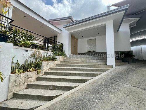 Ms: 24-22658 Se Vende Amplia Y Agradable Casa En Altamira. A=300m2, 4h, 5b, 8p.
