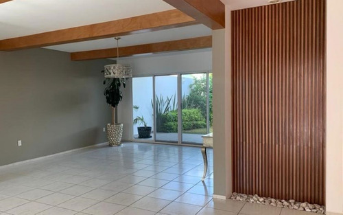 Venta De Casa En Centro Sur, Claustros Del Sur, 4 Recamaras, 4.5 Baños, Jardín