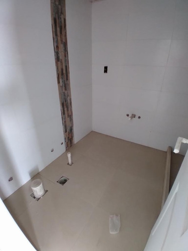 Un Dormitorio En Venta. Vistas Abiertas