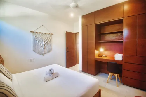 2 Casas Por El Precio De Una! Villa De 7 Recamaras Con 2 Albercas Lock-off Amueblada