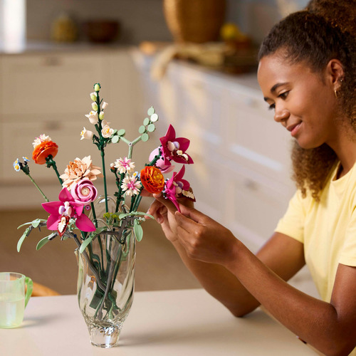 LEGO® Botanicals Lindo Buquê de Flores Rosas 10342; contém 15 flores para construir, incluindo orquídeas, dálias e ranúnculos 18+