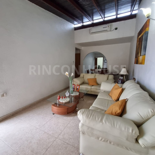 Casa En Venta En La Urb. La Blanquera, Palo Negro.