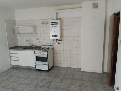 Excelente Departamento De 2 Ambientes, Muy Luminoso Y Aireado. Muy Buen Estado Y Excelentemente Ubicado