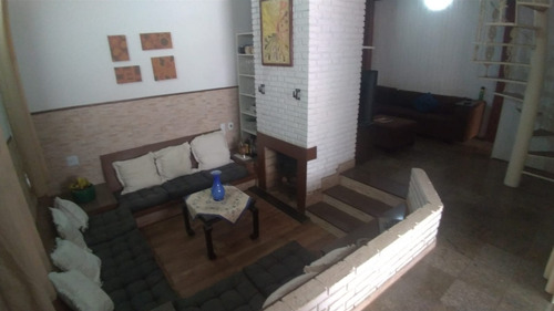 Excelente Sobrado Em Bairro Tranquilo, Perto Do Centro. Rua Sem Saída, Terreno Com 2 Frentes. Estuda-se Permuta.