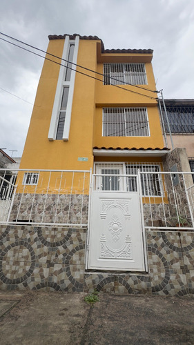 Se Vende Hermosa Y Amplia Casa En El Exclusivo Conjunto Residencial Marianistas, Segunda Etapa (casa 16).