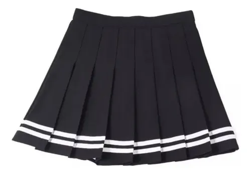 Falda negra de cuero con tenis sale