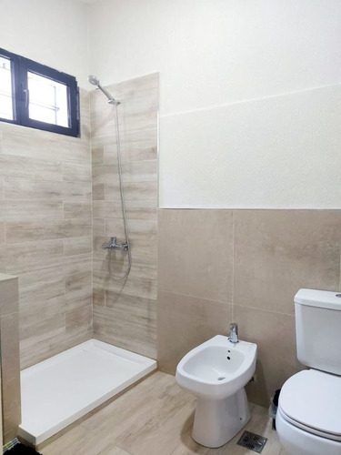 Imagen 10 de 19 de Hermosa Casa Minimalista En Venta De 4 Ambientes Cochera Y Jardín En Adrogué