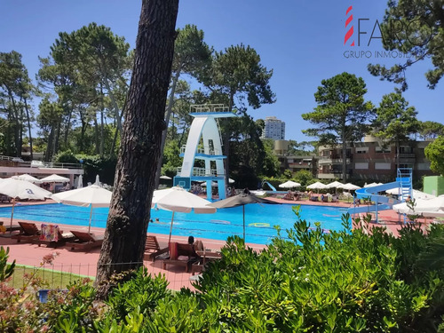 Encantador Apartamento En Arcobaleno, 2 Dormitorios Con Acciones De Piscina, Cochera Y Baulera. Consultenos!