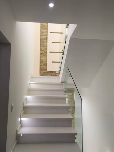 Imagen 2 de 9 de Jessica Serino Vende Impecable Townhouse De 320 M2