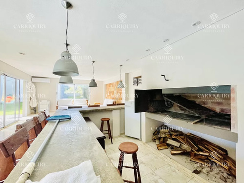 Excelente Casa De 4 Dormitorios, Piscina Climatizada Y Barbacoa En Pinares, Punta Del Este