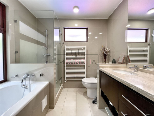 Casa En Venta De 5 Dorm. En Las Condes
