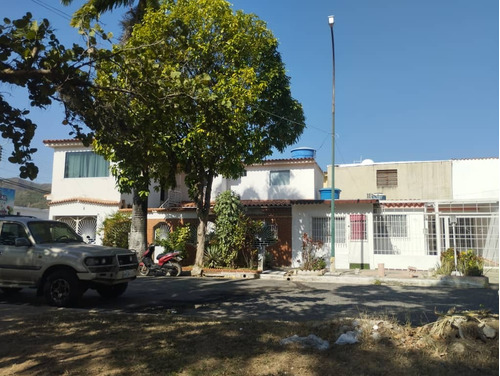 Yep.- Vende Amplia Casa De Esquina En Plena Av. Don Julio Centeno De San Diego