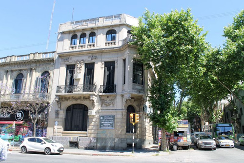 Estilo Francés En Pleno Centro De Montevideo (ref: Alh-537)
